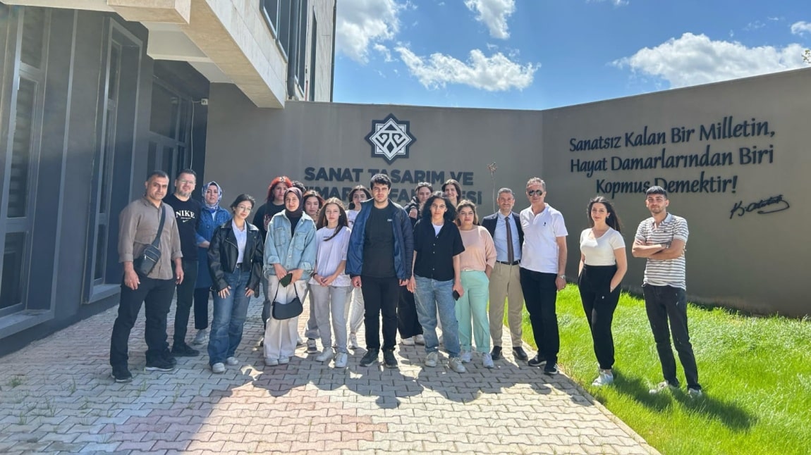 OKULUMUZ 12 RESİM SINIFIMIZIN ÜNİVERSİTE VE ARSLANTEPE HÖYÜĞÜ GEZİSİ